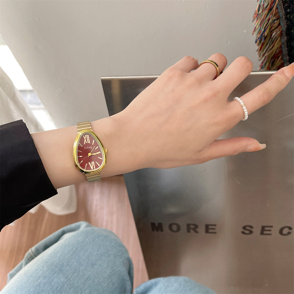 GOGOey Elegant Teardrop Quartz Watch – Maroon