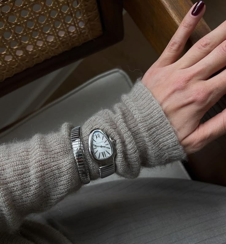 QUARTZ- One Circle Bracelet Style Snake Watch (Silver)