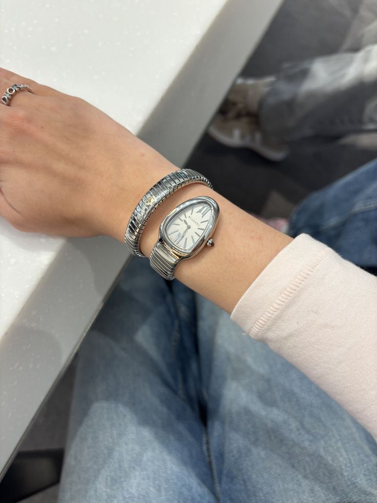 QUARTZ- One Circle Bracelet Style Snake Watch (Silver)