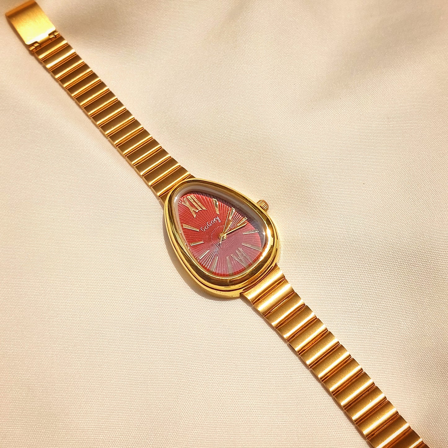 GOGOey Elegant Teardrop Quartz Watch – Maroon