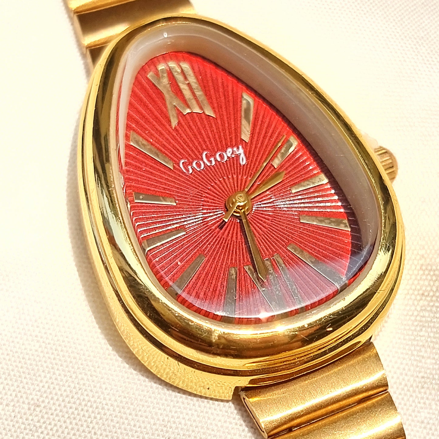 GOGOey Elegant Teardrop Quartz Watch – Maroon