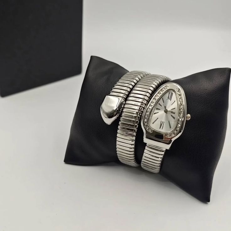 QUARTZ- Three Circle Bracelet Style Snake Watch (Silver)