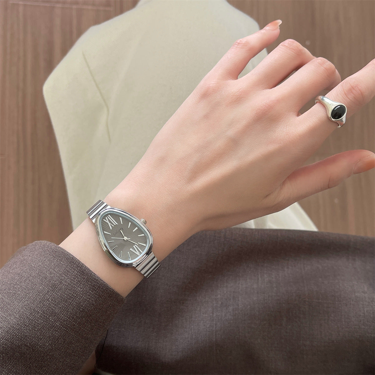 GOGOey Elegant Teardrop Quartz Watch – Silver-Grey