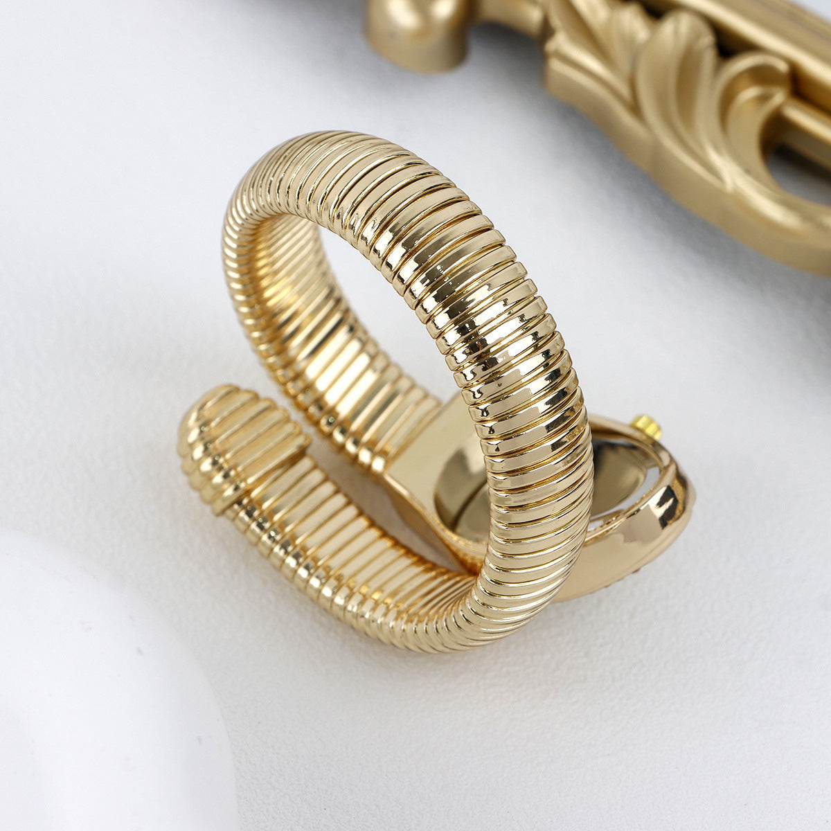 QUARTZ- One Circle Bracelet Style Snake Watch (Gold)