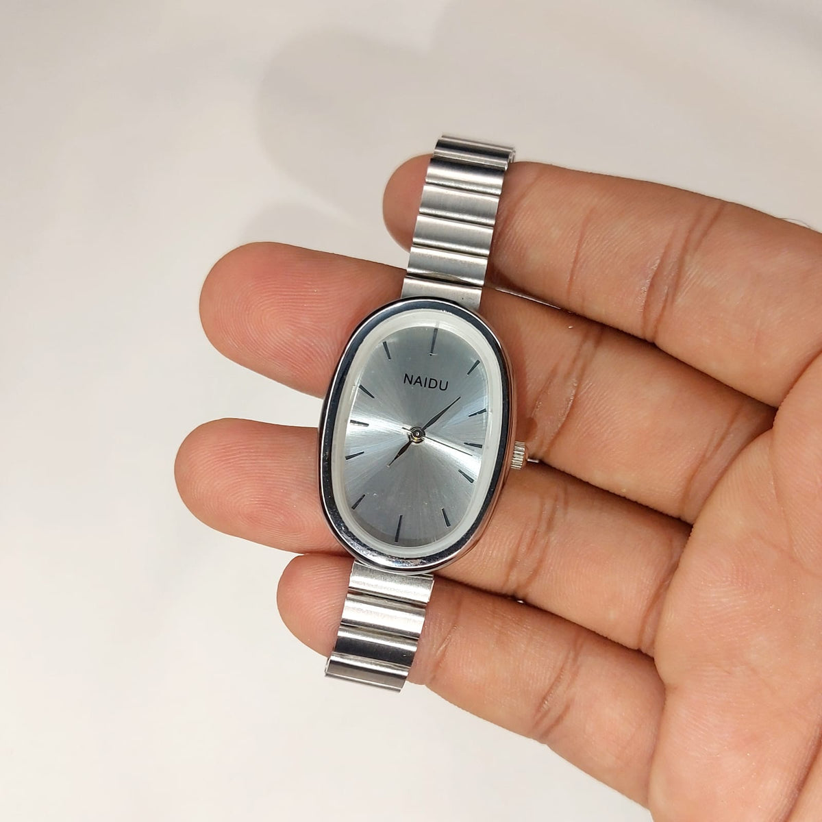 NAIDU - Elegant Teardrop Quartz Oval Watch – Silver-White