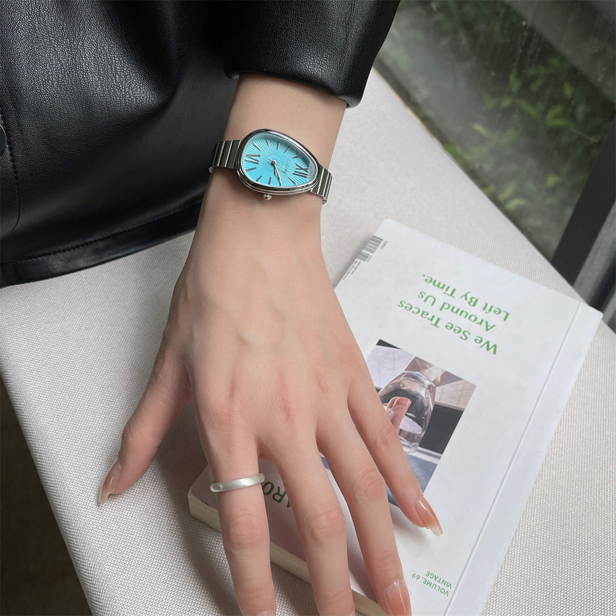 GOGOey Elegant Teardrop Quartz Watch – Silver-Ocean Blue