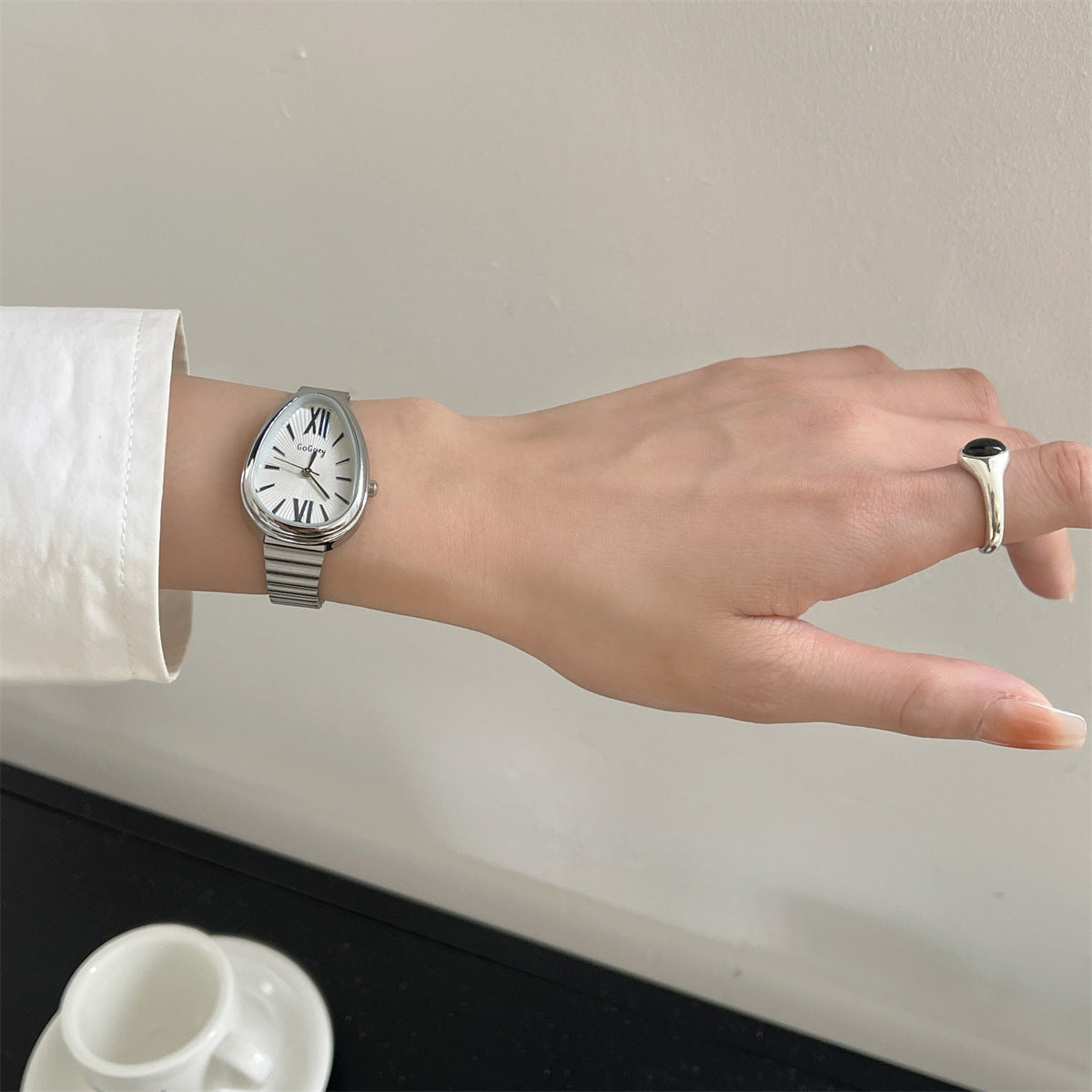 GOGOey Elegant Teardrop Quartz Watch – Silver-White