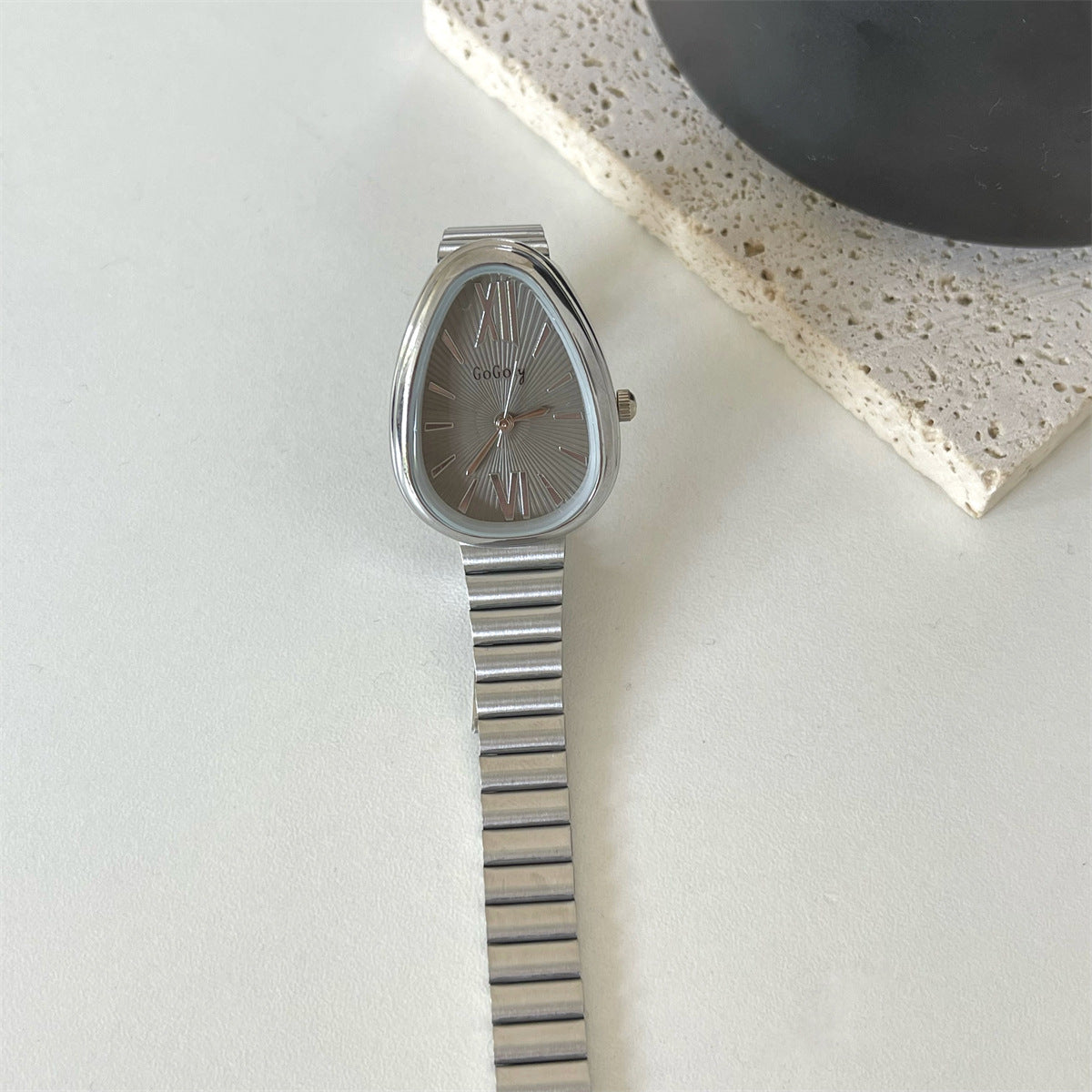 GOGOey Elegant Teardrop Quartz Watch – Silver-Black