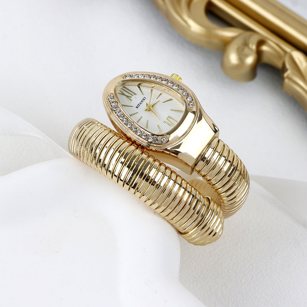 QUARTZ- One Circle Bracelet Style Snake Watch (Gold)